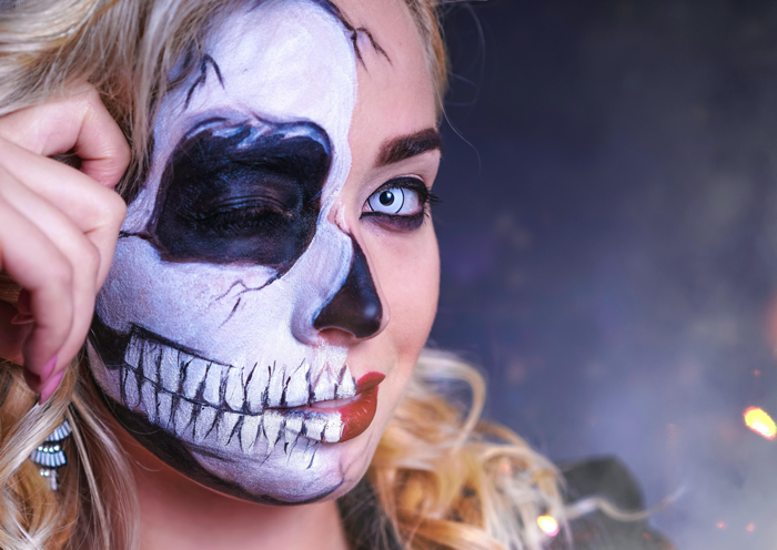 Halloween hangulatú kép, félig koponyának sminkelt női arccal, a Bonvital Hotel különleges Halloween hétvégi programjának illusztrációjaként.
