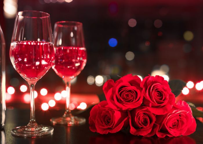 Valentinstag romantisches Dinner mit Rotwein und roten Rosen